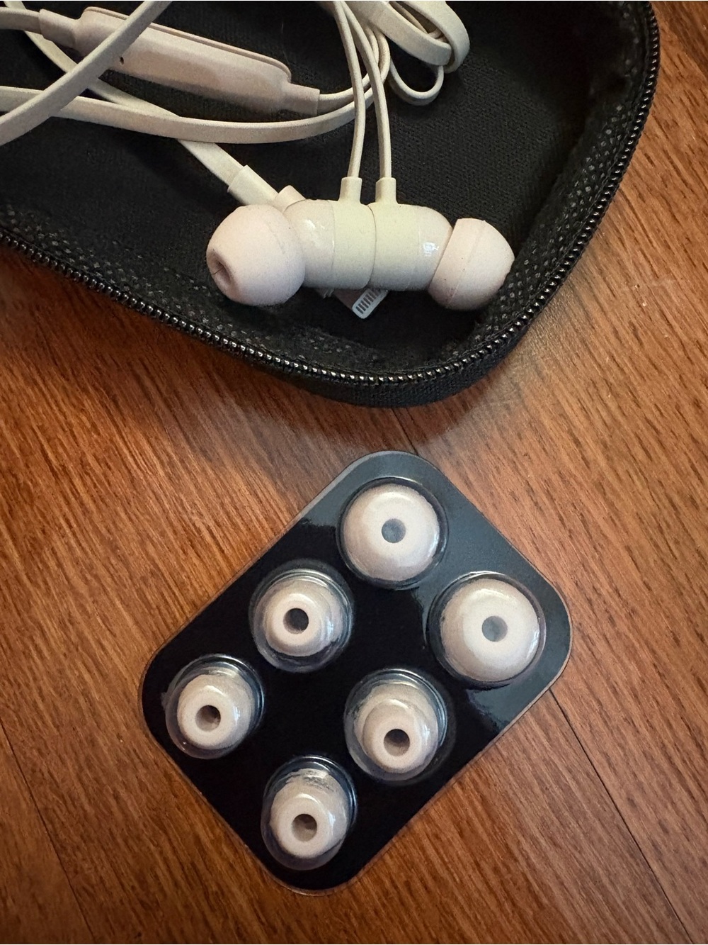 Beats by Dre UrBeats 3 Magnetic In-Ear Earbuds with Carrying Case and Extra Tips - Picture 3 of 4